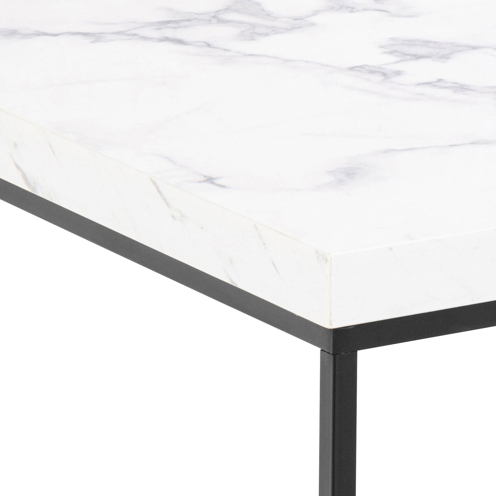 Nahaufnahme eines Couchtischs mit weißer Marmoroptik und schwarzem Metallrahmen, perspektivisch von der Ecke aufgenommen.