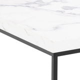 Nahaufnahme eines Couchtischs mit weißer Marmoroptik und schwarzem Metallrahmen, perspektivisch von der Ecke aufgenommen.