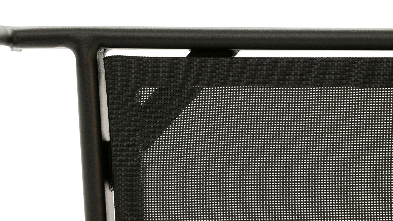 Nahaufnahme eines Gartensessels mit schwarzem Metallrahmen und Netzgewebe, seitliche Perspektive