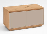 Garderobenbank aus Holz mit zwei Türen, seitliche Perspektive