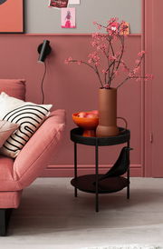 Moderner Beistelltisch in Schwarz mit Dekoration, seitliche Perspektive