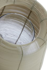 Nahaufnahme eines Windlichts aus geflochtenem Material mit Glaszylinder, von oben betrachtet.