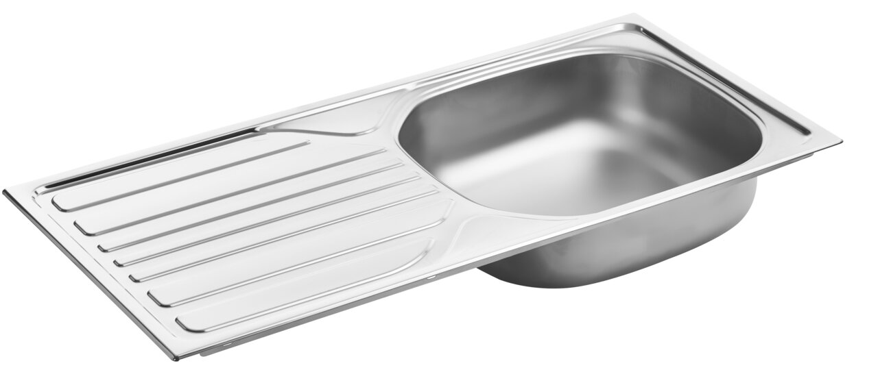 Edelstahlspüle mit Abtropffläche, perspektivisch von oben fotografiert