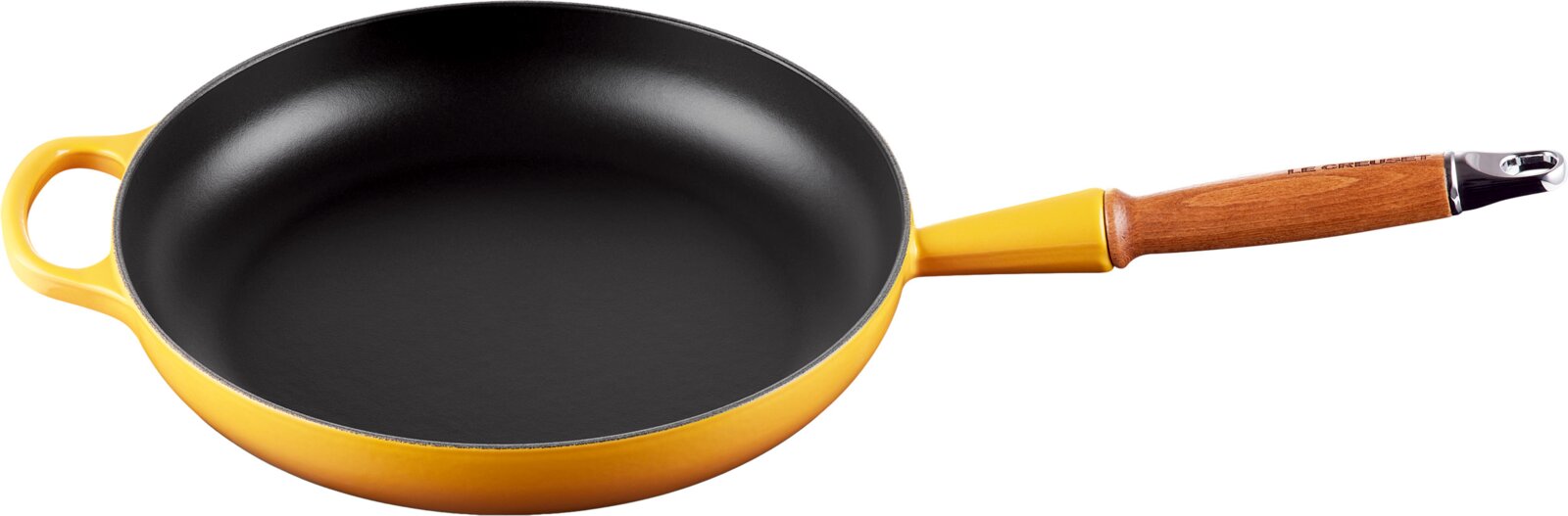 Geel geëmailleerde Le Creuset-koekenpan met zwarte binnenzijde, houten steel en extra handgreep, schuin van boven gezien