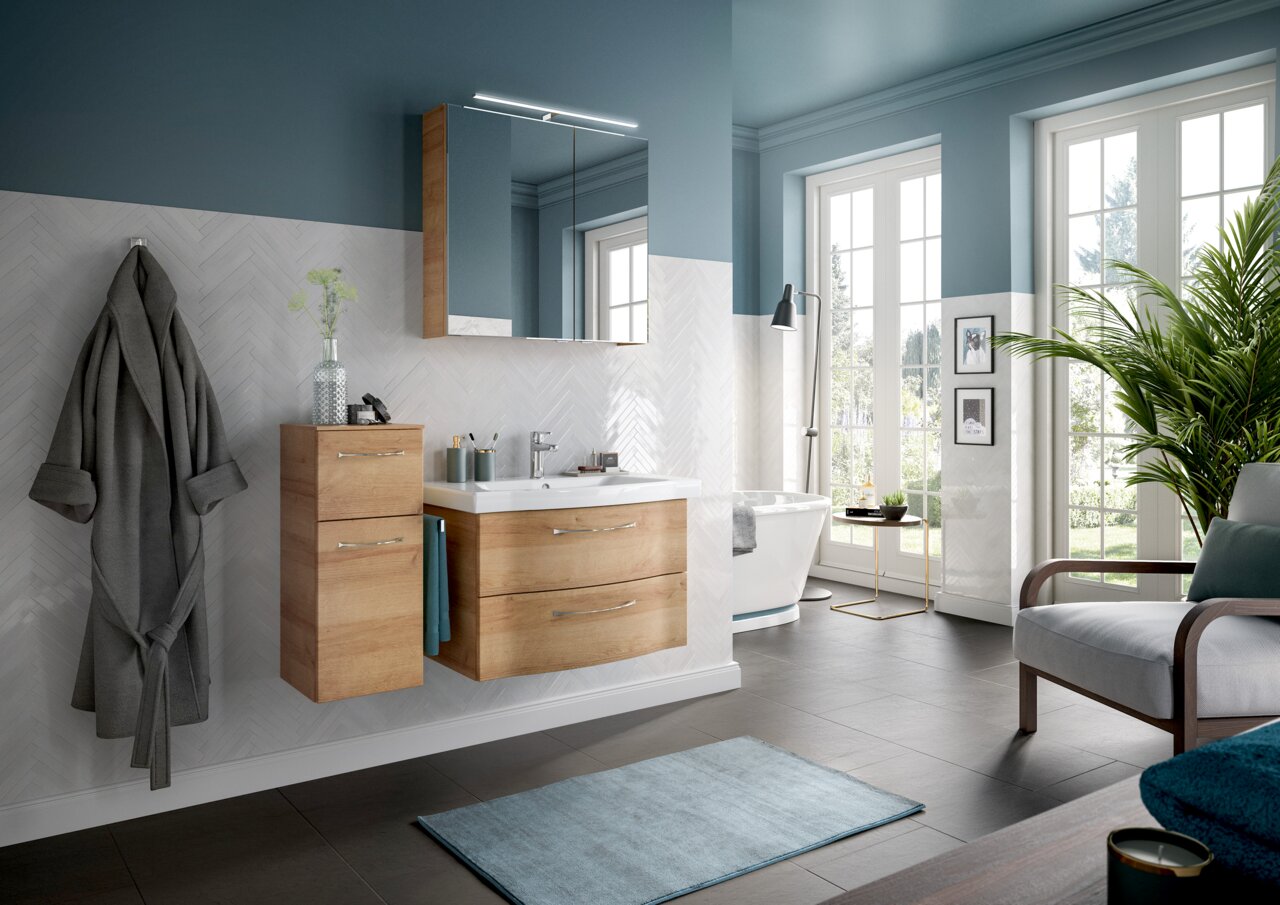 Moderner Badblock aus Holz mit Waschbecken und Spiegel, seitliche Perspektive