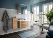 Modern houten badkamermeubel met wastafel en spiegel, zijaanzicht