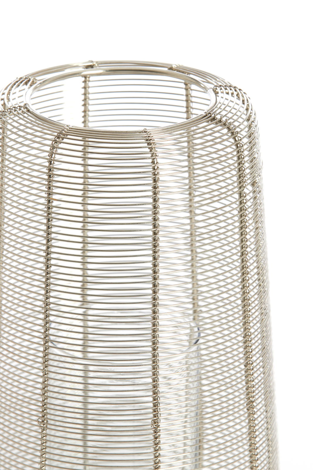 Nahaufnahme eines zylindrischen Windlichts aus silbernem Drahtgeflecht, von oben betrachtet.
