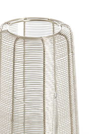 Nahaufnahme eines zylindrischen Windlichts aus silbernem Drahtgeflecht, von oben betrachtet.