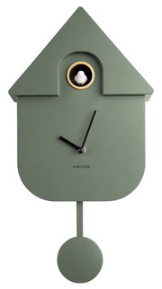 Grüne Wanduhr in Form eines Vogelhauses mit Pendel und Kuckucksvogel, frontal abgebildet.