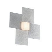 Moderne Wandleuchte mit vier kreuzförmig angeordneten Platten in gebürsteter Metalloptik und zentralem, warmweiß leuchtendem Würfel, perspektivisch von vorne rechts dargestellt