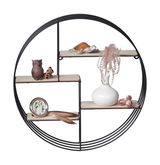 Rundes Wandregal mit mehreren Ebenen, dekoriert mit einer Eule, einer Schildkröte, einer Vase und anderen kleinen Objekten, frontal betrachtet.