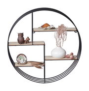 Rundes Wandregal mit mehreren Ebenen, dekoriert mit einer Eule, einer Schildkröte, einer Vase und anderen kleinen Objekten, frontal betrachtet.