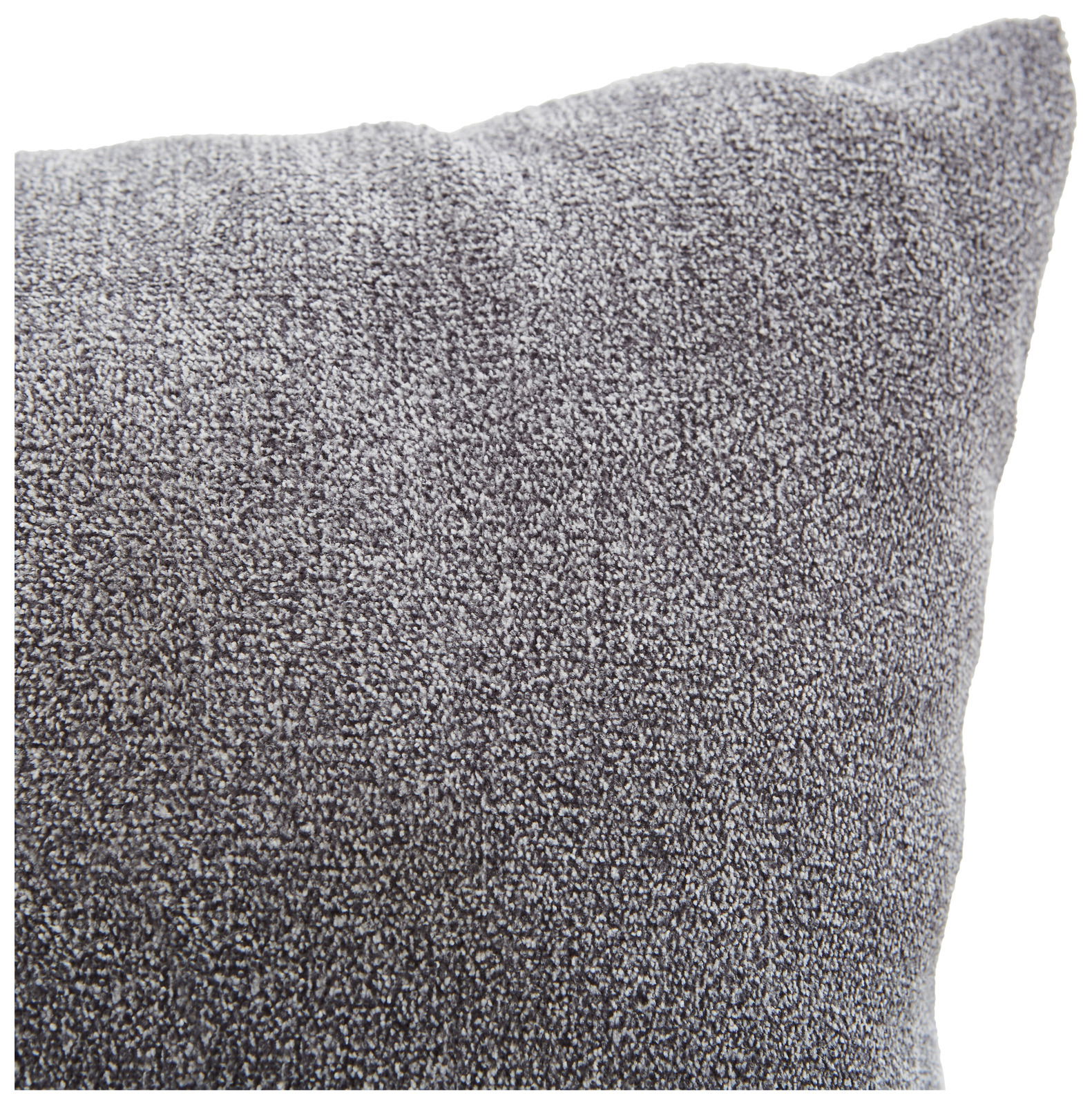 Nahaufnahme eines grauen Sofakissens mit weicher Textur, perspektivisch von der Seite aufgenommen.