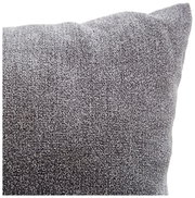 Nahaufnahme eines grauen Sofakissens mit weicher Textur, perspektivisch von der Seite aufgenommen.