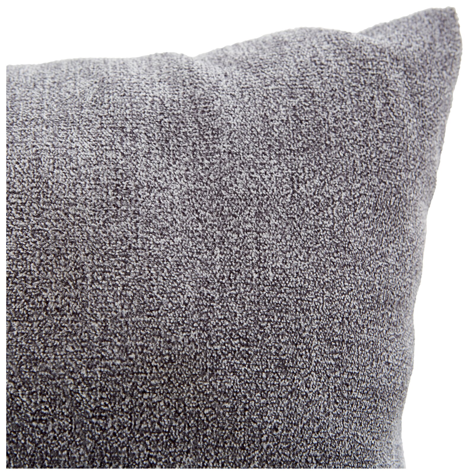 Nahaufnahme eines grauen Sofakissens mit weicher Textur, perspektivisch von der Seite aufgenommen.