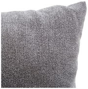 Nahaufnahme eines grauen Sofakissens mit weicher Textur, perspektivisch von der Seite aufgenommen.