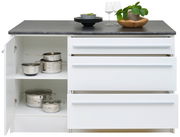 Kücheninsel mit weißem Korpus und dunkler Arbeitsplatte, offene Schubladen und Schranktür, gefüllt mit Töpfen, aus der Frontperspektive.