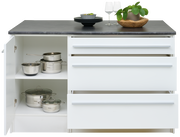 Kücheninsel mit weißem Korpus und dunkler Arbeitsplatte, offene Schubladen und Schranktür, gefüllt mit Töpfen, aus der Frontperspektive.