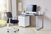 Moderner Schreibtisch mit Glasplatte und Metallrahmen, seitliche Perspektive, mit Computer, Lampe und Dekorationen.