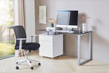 Moderner Schreibtisch mit Glasplatte und Metallrahmen, seitliche Perspektive, mit Computer, Lampe und Dekorationen.