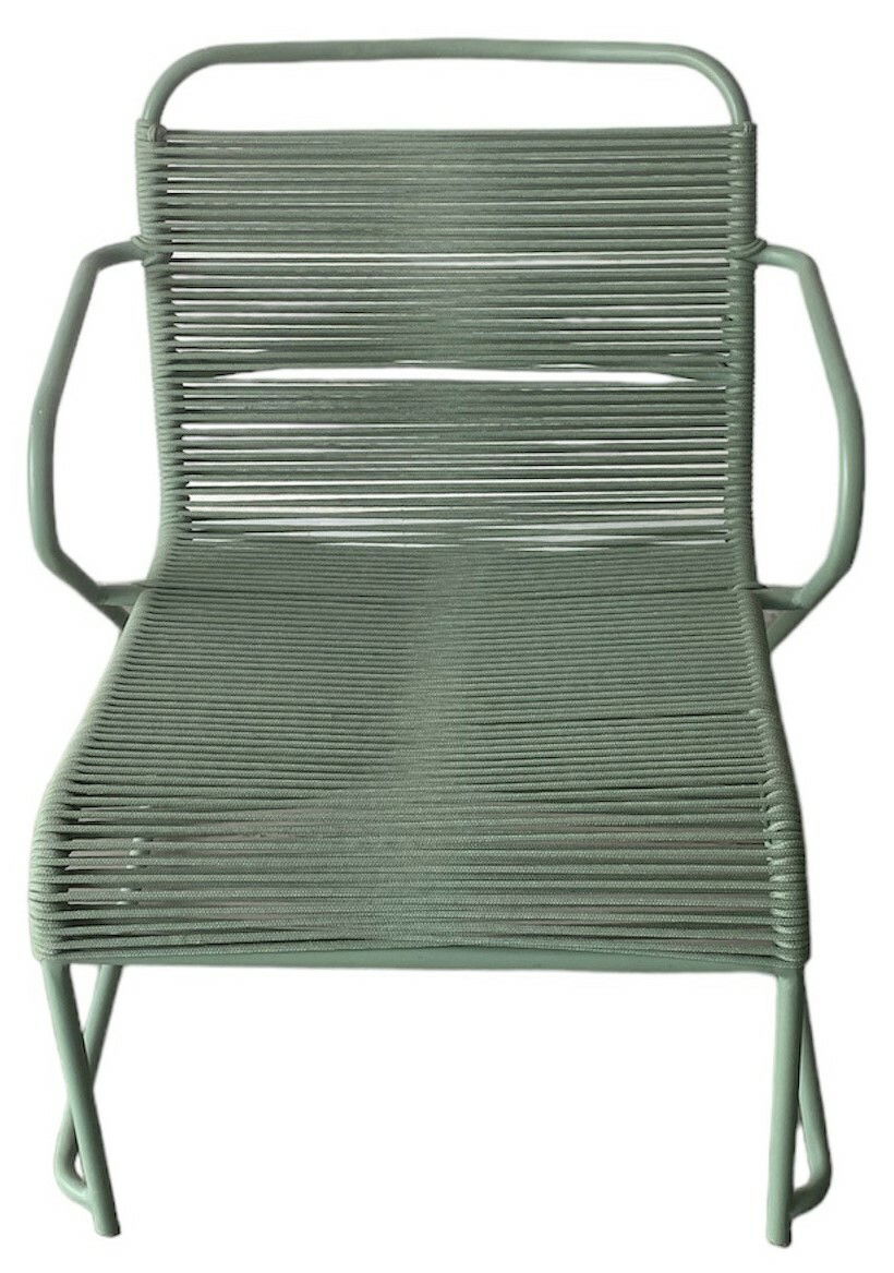 Moderner Gartenstuhl aus grünem Metall mit geflochtenem Sitz und Rückenlehne, Frontalansicht.