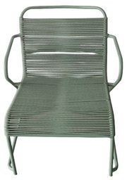 Moderner Gartenstuhl aus grünem Metall mit geflochtenem Sitz und Rückenlehne, Frontalansicht.