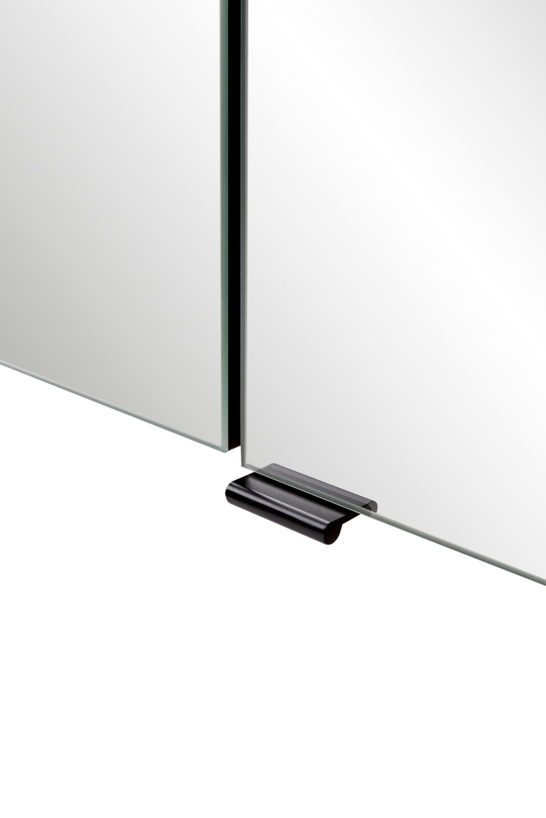Detailansicht eines transparenten Glas-/Acrylschutzes mit schwarzem Standfuß, seitliche Perspektive auf die Kante und den Fuß vor weißem Hintergrund