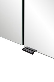 Detailansicht eines transparenten Glas-/Acrylschutzes mit schwarzem Standfuß, seitliche Perspektive auf die Kante und den Fuß vor weißem Hintergrund