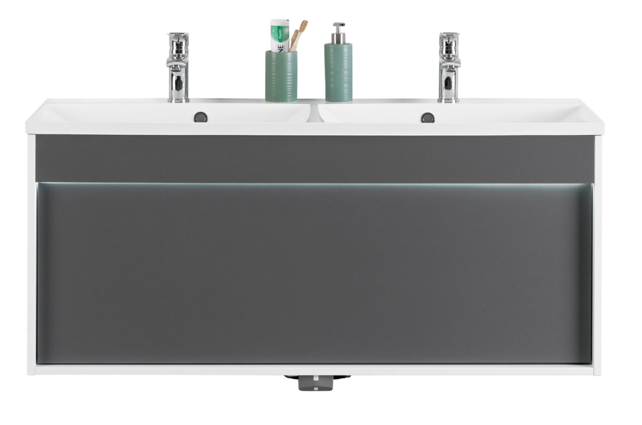 Moderner Doppelwaschtisch mit zwei Wasserhähnen, grauer Front und integrierter Ablage, frontal betrachtet.