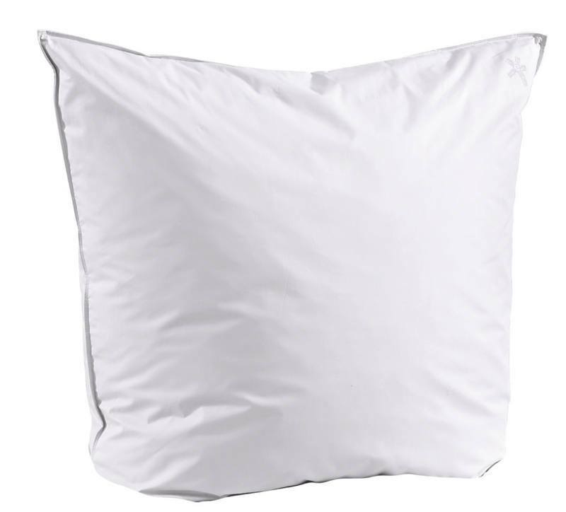 Weißes Kopfkissen in quadratischer Form, frontal fotografiert.