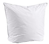 Weißes Kopfkissen in quadratischer Form, frontal fotografiert.