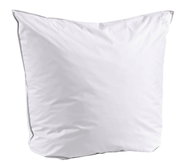 Weißes Kopfkissen in quadratischer Form, frontal fotografiert.