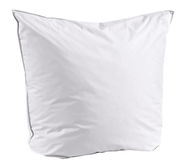 Weißes Kopfkissen in quadratischer Form, frontal fotografiert.