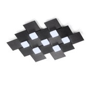 Moderne geometrische Deckenleuchte aus überlappenden schwarzen Metallquadraten mit sechs weißen Leuchtflächen, aus schräger Untersicht vor weißem Hintergrund dargestellt