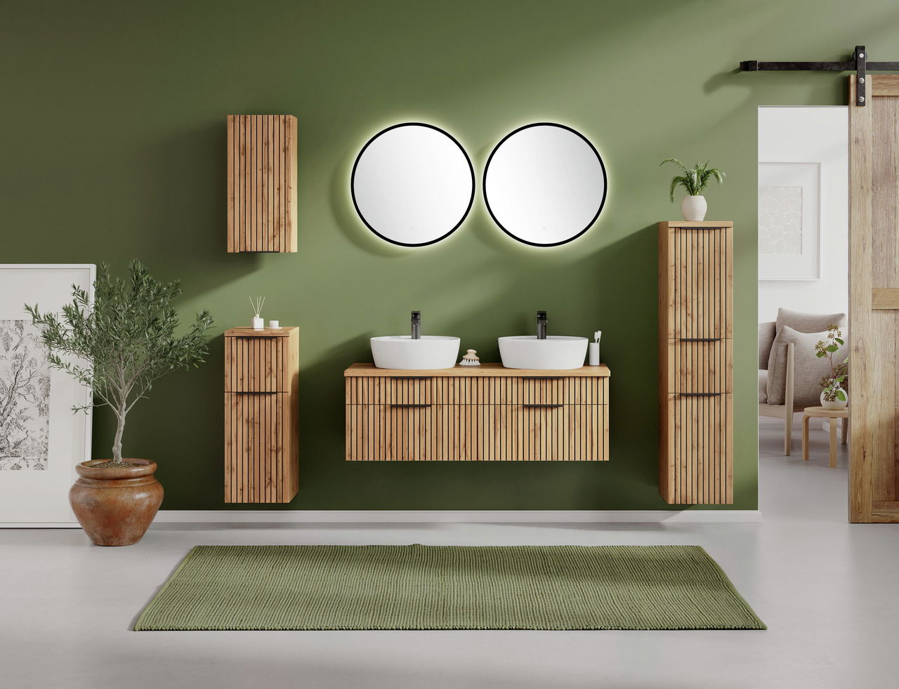 Modernes Waschtisch-Set mit zwei runden Spiegeln, Holzschränken und grüner Wand, Frontalansicht.