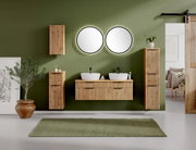 Modernes Waschtisch-Set mit zwei runden Spiegeln, Holzschränken und grüner Wand, Frontalansicht.