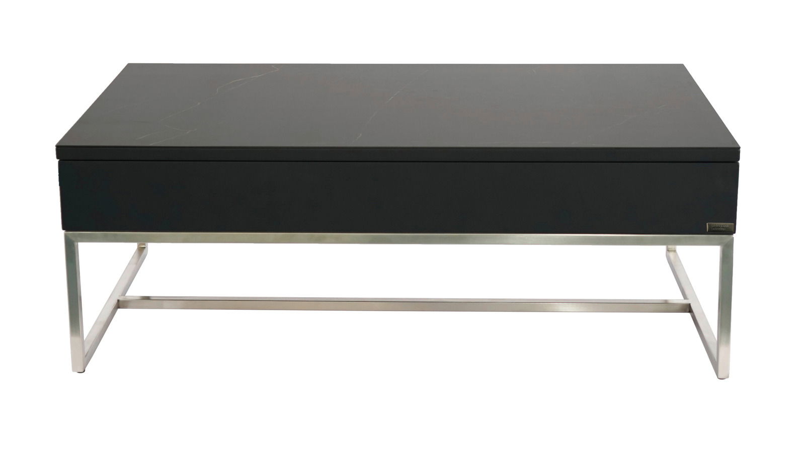 Moderner Couchtisch mit schwarzer Tischplatte und silbernem Metallgestell, frontal betrachtet.
