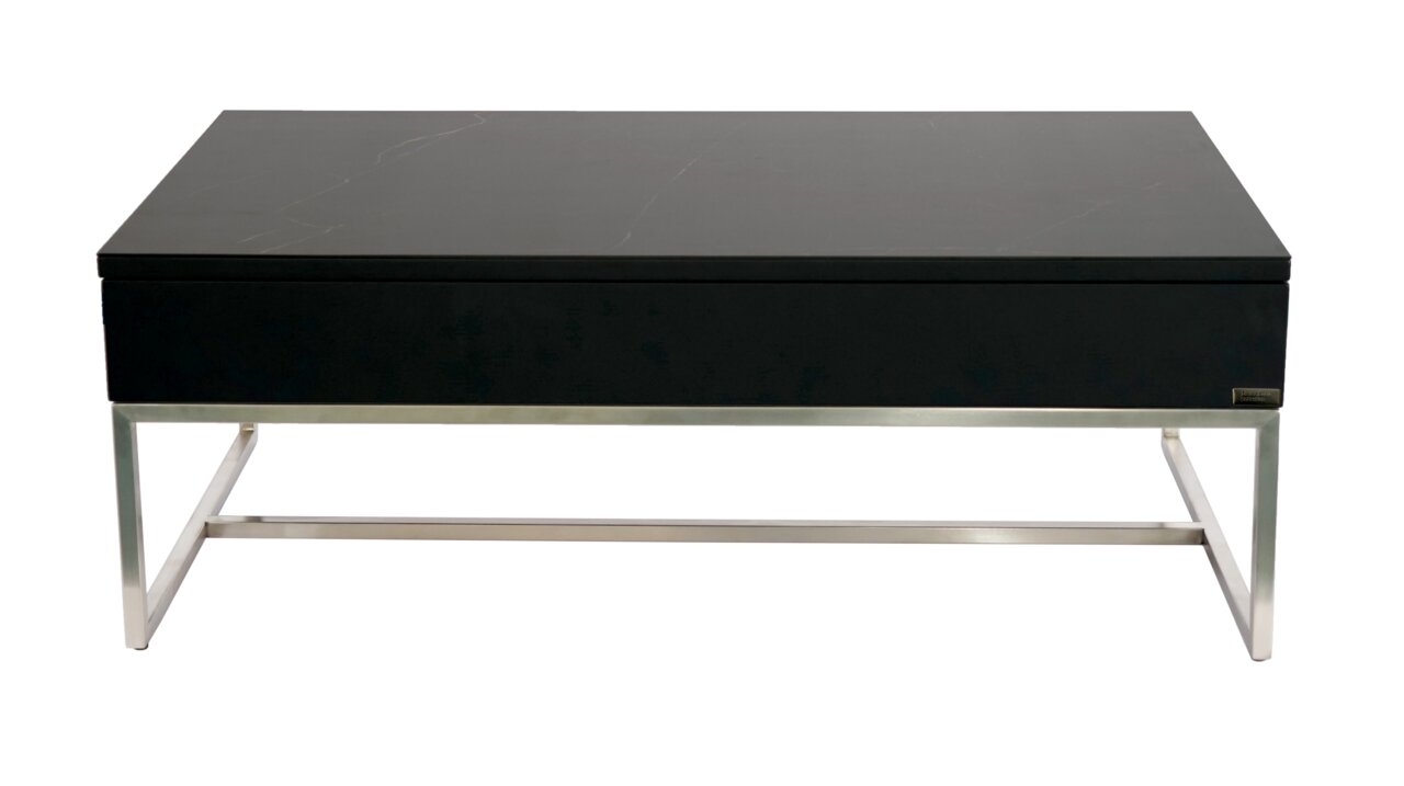 Moderner Couchtisch mit schwarzer Tischplatte und silbernem Metallgestell, frontal betrachtet.