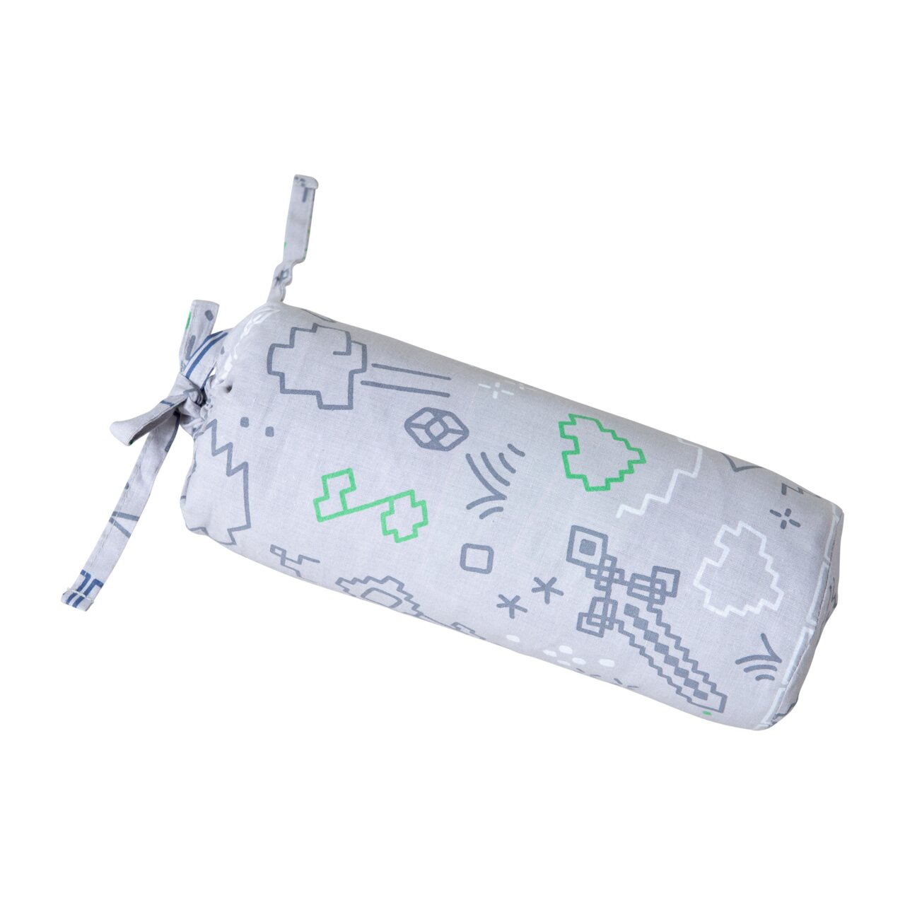 Zylindrisches Stoffkissen in Hellgrau mit geometrischem Muster in Grau und Grün, mit seitlichen Bindebändern, freigestellt auf weißem Hintergrund, schräg von der Seite in leichter Draufsicht fotografiert.