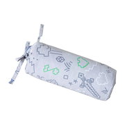 Zylindrisches Stoffkissen in Hellgrau mit geometrischem Muster in Grau und Grün, mit seitlichen Bindebändern, freigestellt auf weißem Hintergrund, schräg von der Seite in leichter Draufsicht fotografiert.