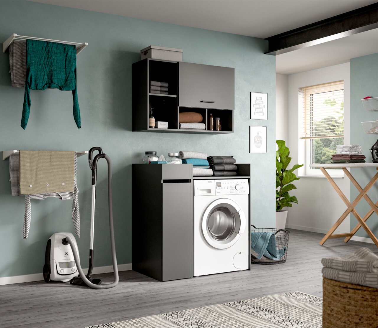 Modernes Waschküchen-Set mit schwarzem Unterschrank und grauem Hängeschrank über einer weißen Frontlader-Waschmaschine, Handtuchfächern und Ablage, in schräger Frontansicht im hellen Raum.