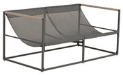 Zweisitziges Lounge-Sofa mit Metallrahmen und Netzbespannung, seitliche Perspektive