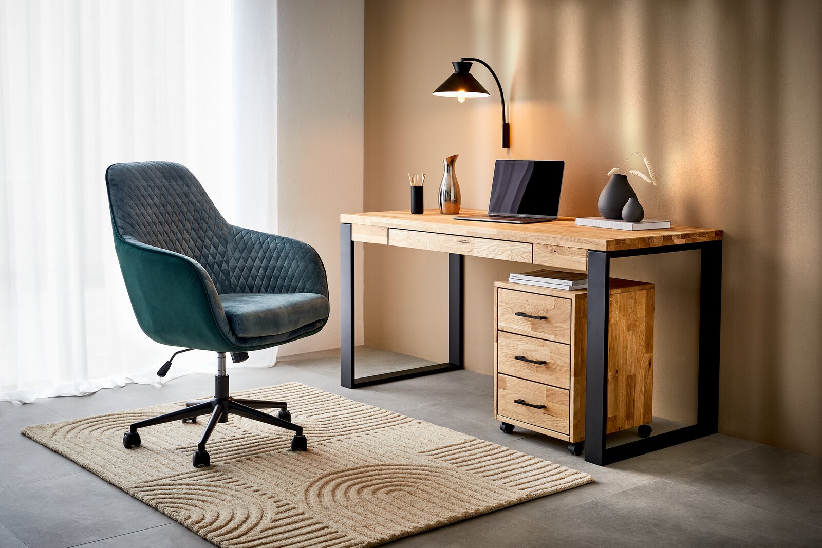 Moderner Drehstuhl Novel DANNY in grünem Samt mit schwarzem Fußgestell, seitliche Perspektive.