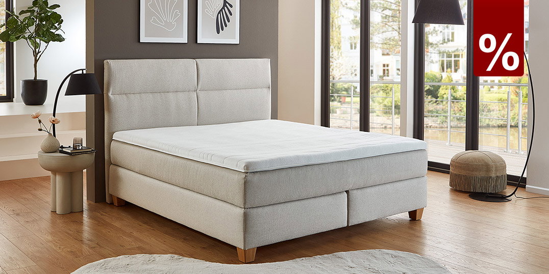 Modernes Schlafzimmer mit Boxspringbett, großen Fenstern, Holzfußboden und minimalistischem Dekor