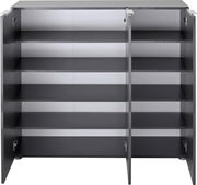 Garderobenkombination mit drei offenen Türen, frontal betrachtet, mit mehreren Regalböden für vielseitige Aufbewahrung.