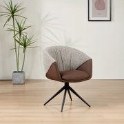 Moderne fauteuil met bruine lederen en stoffen bekleding, op een zwart metalen frame, zijaanzicht.