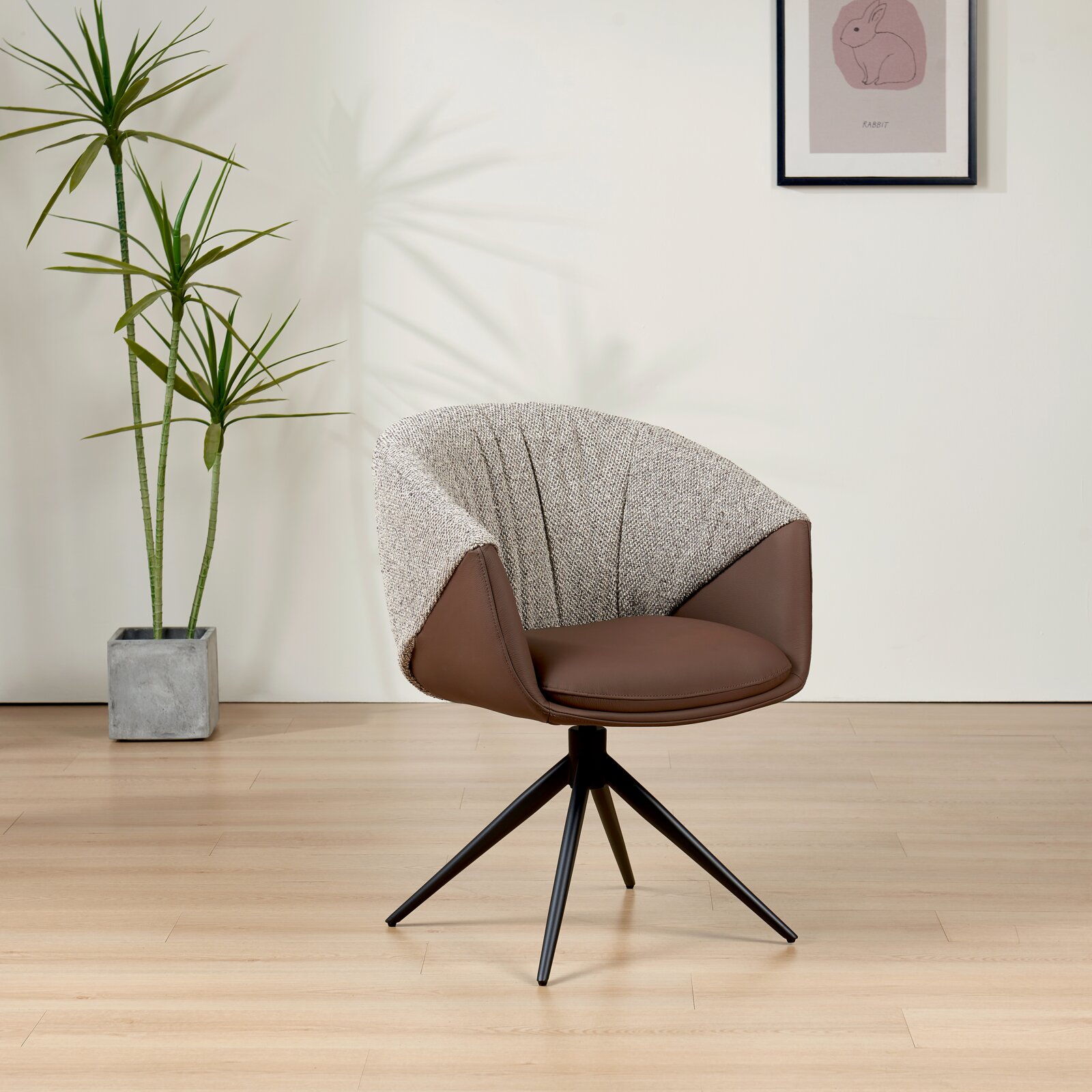 Moderne fauteuil met bruine lederen en stoffen bekleding, op een zwart metalen frame, zijaanzicht.