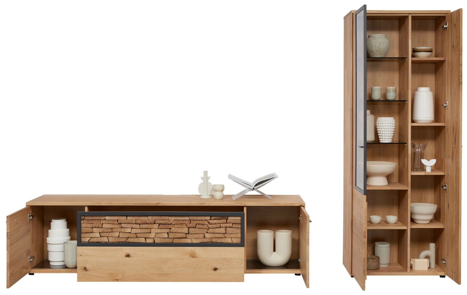 Perspektive: Frontalansicht. Moderne Wandkombination Valnatura VALS aus Holz mit offenen und geschlossenen Fächern, dekoriert mit Keramik und Büchern.