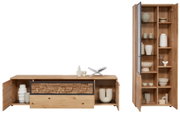 Perspektive: Frontalansicht. Moderne Wandkombination Valnatura VALS aus Holz mit offenen und geschlossenen Fächern, dekoriert mit Keramik und Büchern.