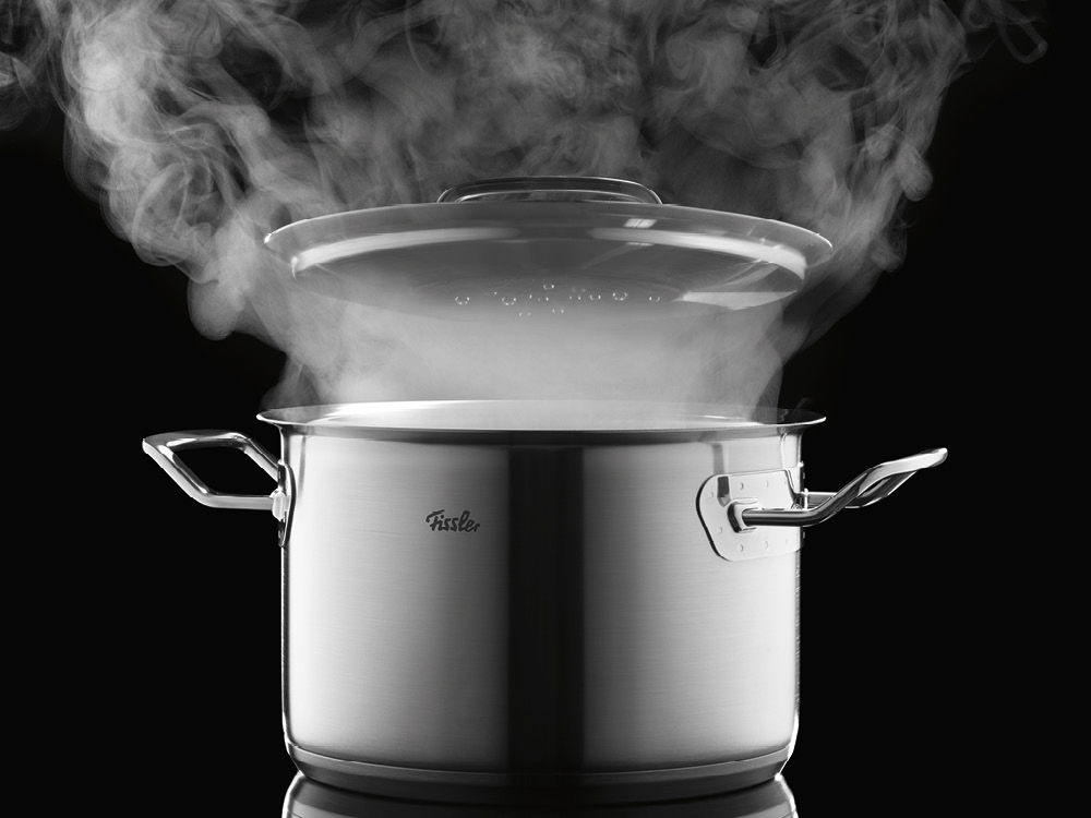 Ein Edelstahltopf gibt Dampf ab